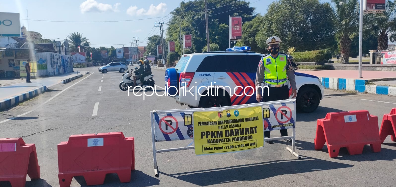 TUTUP - Mulai hari ini jalan seputar Alun Alun Ponorogo mulai ditutup dan PKL dialihkan ke jalan lain selama penerapan PPKM Level 4 di Ponorogo, Kamis (29/07/2021).
