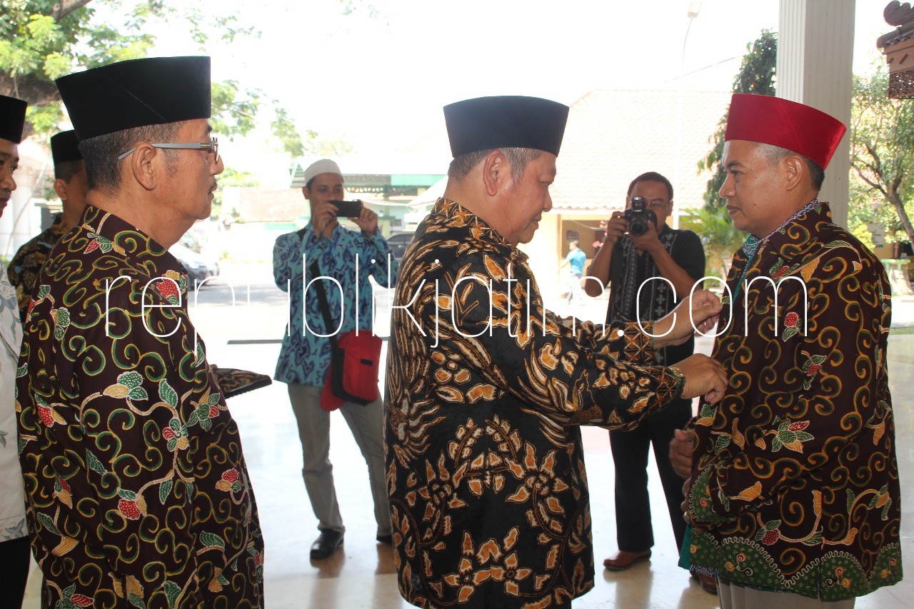 DIBERANGKATKAN - Bupati Sidoarjo, Saiful Ilah memberangkatkan CJH Kloter 37 sebanyak 70 orang dari Pendopo Delta Wibawa Sidoarjo, Sabtu (28/07/2018).