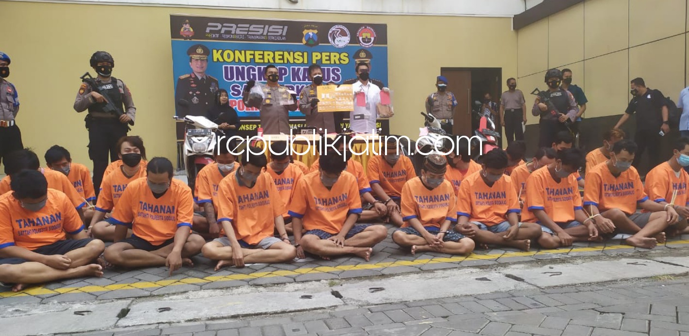 NARKOBA - Kapolresta Sidoarjo Kombes Pol Kusumo Wahyu Bintoro menginterogasi dan menunjukkan barang bukti penangkapan 36 tersangka kasus narkoba selama sebulan terakhir, Jumat (30/07/2021).