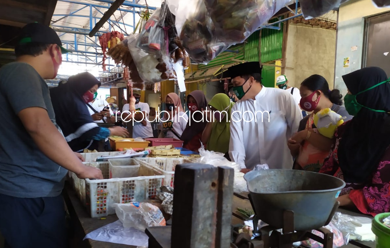 ASPIRASI - Bacabup Bambang Haryo Soekartono (BHS) berdialog dengan pedagang dan pembeli di Pasar Tarik, Kecamatan Tarik, Sidoarjo untuk menampung aspirasi sekaligus agar pasar tradisional itu menjadi ramai layaknya pasar lainnya, Kamis (30/07/2020).