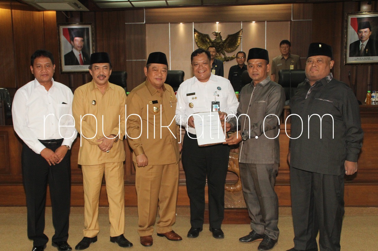 DISAHKAN - Bupati Sidoarjo, Saiful Ilah mengesahkan 3 Perda yakni Perda Pengelolaan Rumah Kos, Pengelolaan Pasar serta Perda Pencegahan dan Pemberantasan Narkoba dalam paripurna di DPRD Sidoarjo, Senin (30/07/2018).