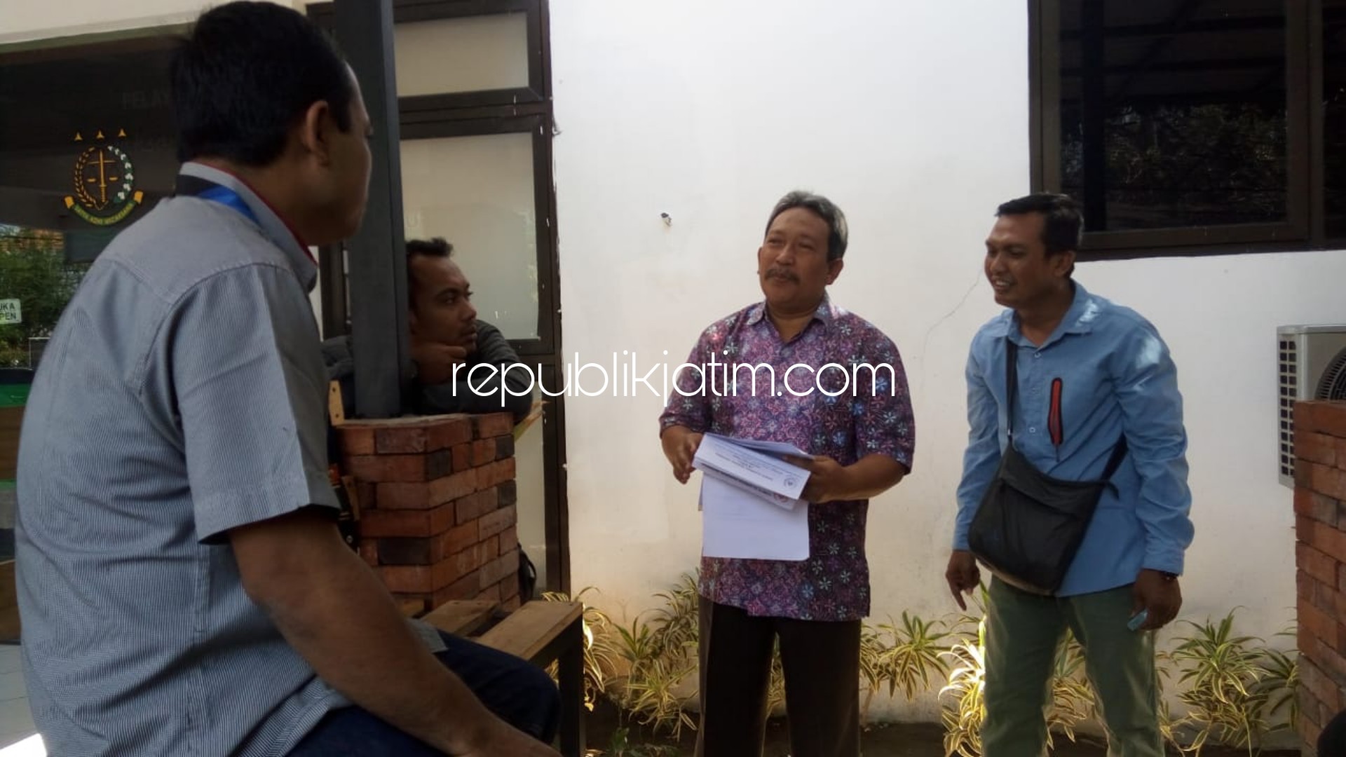 PENUHI PANGGILAN - Sebanyak 24 Ketua Cabor dan Kabid KONI Sidoarjo menghadiri panggilan tim penyidik Kejari Sidoarjo terkait dugaan penggunaan dana hibah KONI Sidoarjo, Selasa (30/07/2019).