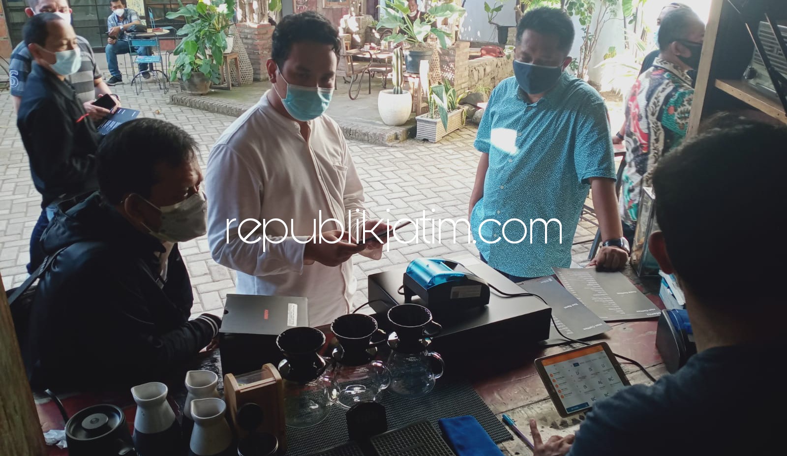 PEMASANGAN - Plt Kepala Badan Pelayanan Pajak Daerah Sidoarjo Ari Suryono (baju hijau) saat mendampingi pemasangan alat perekam pajak di House Of Dorkas Kafe Kavling DPRD Sidoarjo, Jumat (30/07/2021) sore. 