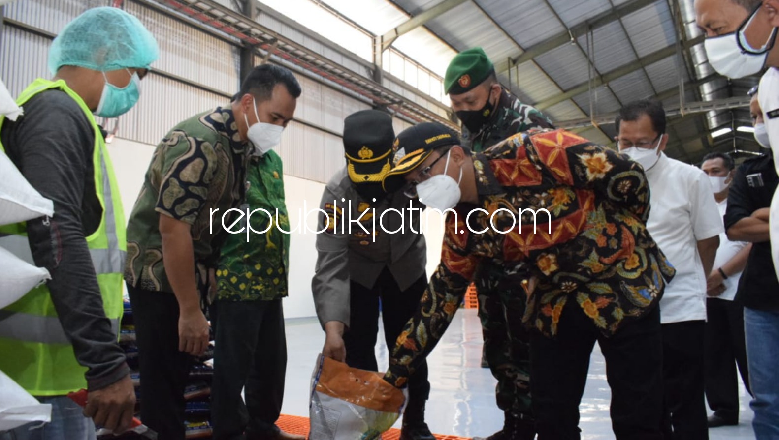 CEK - Bupati Sidoarjo, Ahmad Muhdlor Ali, Kapolresta Kombes Pol Kusumo Wahyu Bintoro, Ketua DPRD, Dandim 0816 dan Kepala Dinsos meninjau ketersediaan dan kualitas beras di Gudang Perum Bulog Sub Divre Wilayah I Buduran, Sidoarjo, Jumat (30/07/2021) sore.