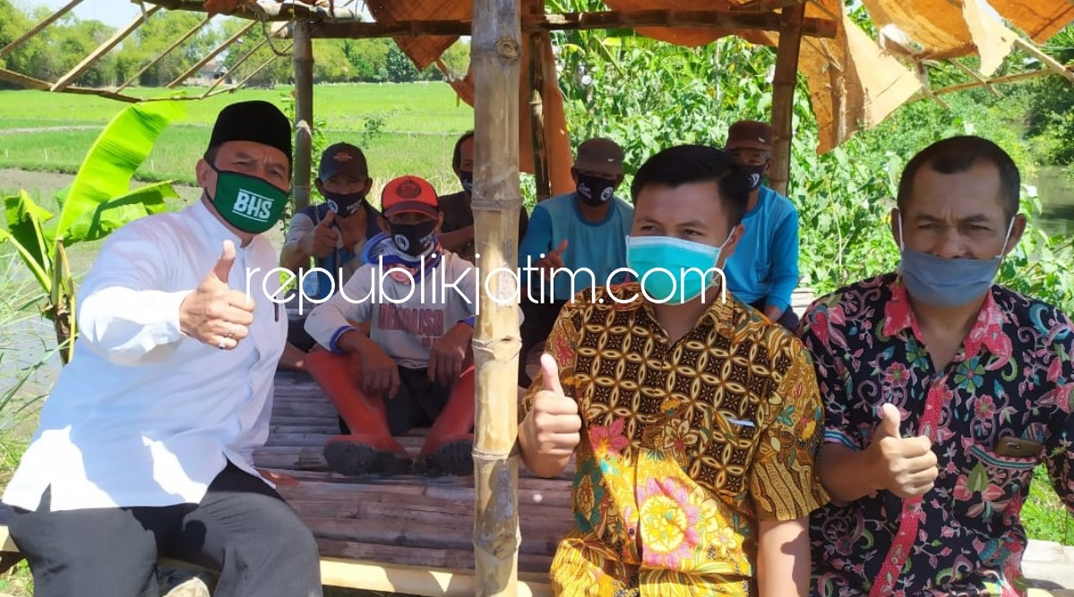 KELUHAN - Bacabup Bambang Haryo Soekartono (BHS) menampung keluhan dan berdialog dengan Kelompok Tani Kemuning Asri, Desa Kemuning, Kecamatan Tarik yang selalu kekurangan pasokan air meski dekat sungai dan Long Storage, Kamis (30/07/2020).