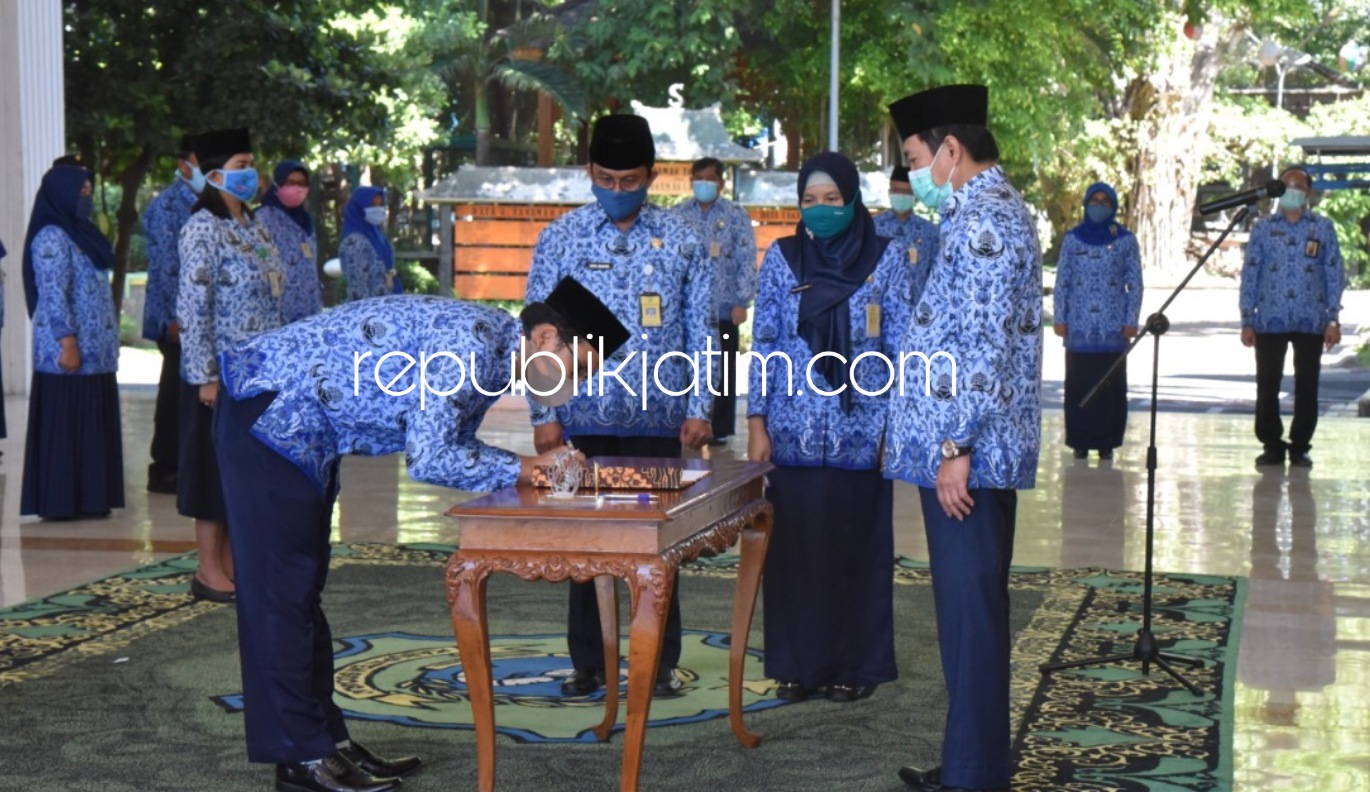 PELANTIKAN - Plt Bupati Sidoarjo, Nur Ahmad Syaifuddin melantik 205 pejabat fungsional di tengah pandemi Covid-19 di Pendopo Delta Wibawa, Kamis (30/07/2020).