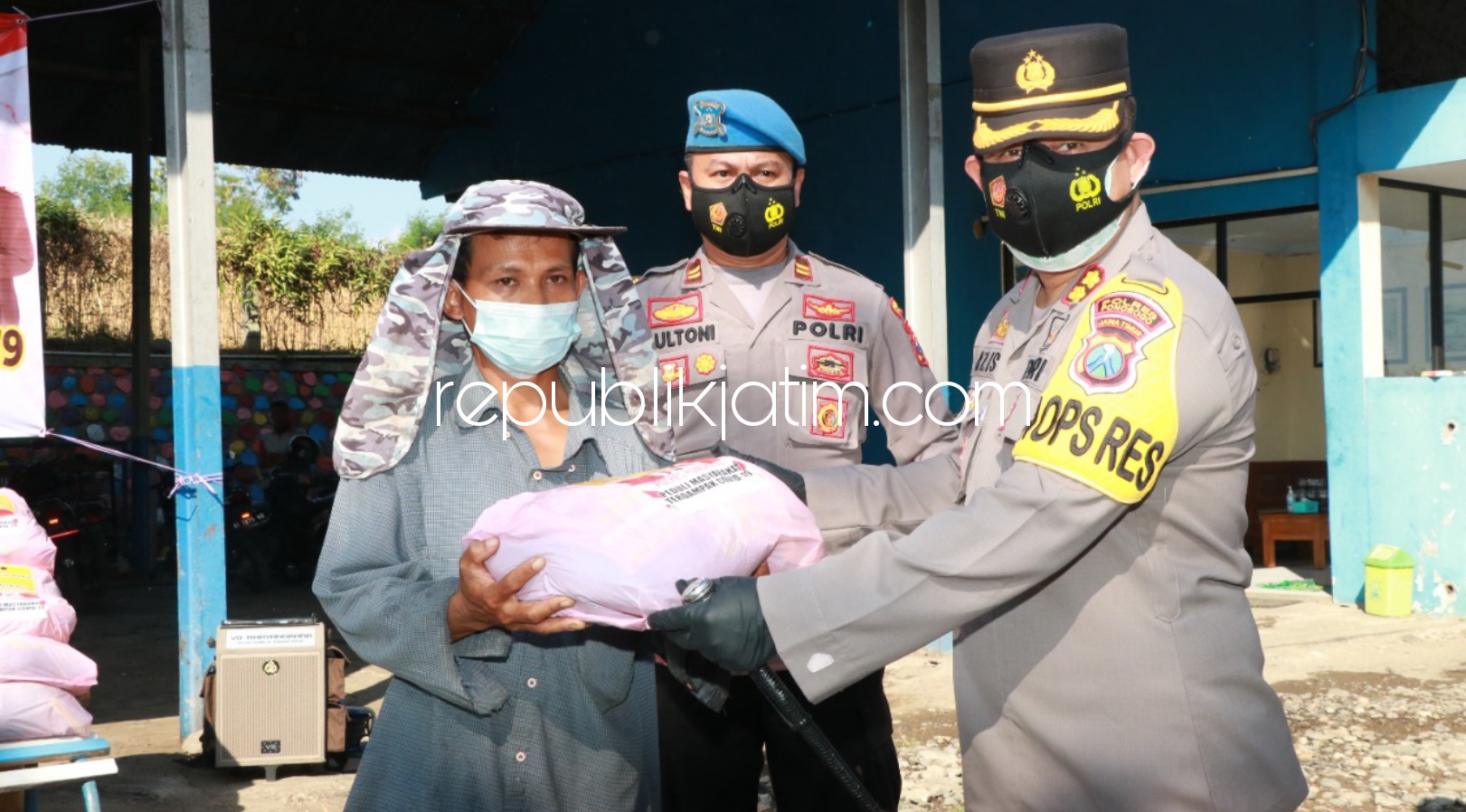 PEMULUNG - Kapolres Ponorogo, AKBP Mochamad Nur Azis saat menyerahkan bantuan sembako kepada 70 pemulung di area TPA Mrican, Ponorogo, Jumat (30/07/2021).