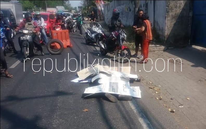 TERLINDAS - Riyanto (52) warga warga JL Jati 2 Margomulyo, Desa Wage, Kecamatan Taman, Sidoarjo yang tewas di jalur utama Sidoarjo - Surabaya karena terlindas truk yang menyenggol motornya, Selasa (31/07/2018).