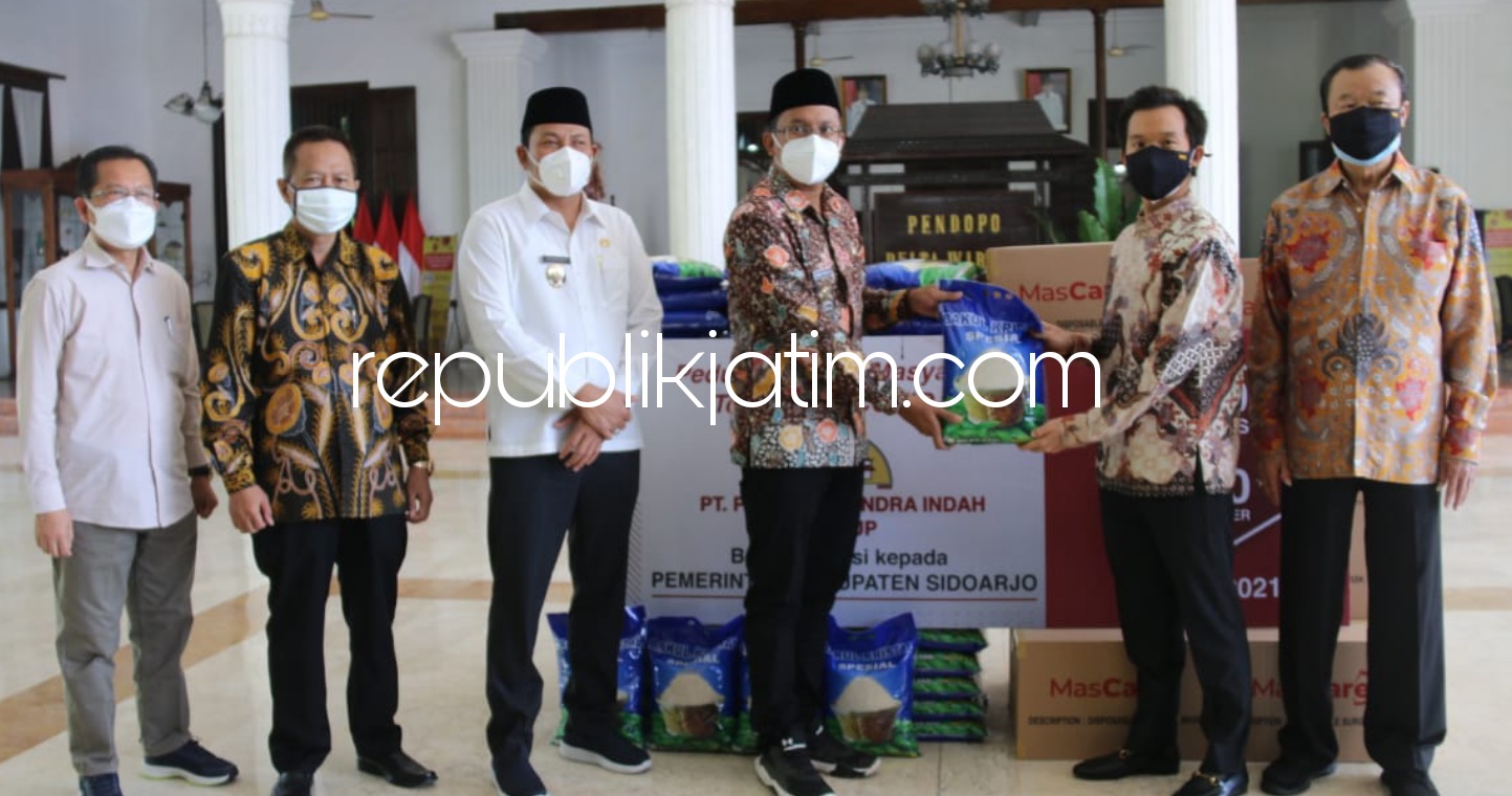 BANTUAN - Pengusaha sukses bidang properti memberi bantuan berupa beras 25 ton yang dikemas dalam ukuran 5 kilogram per sak atau total 5.000 sak dan 1.000 box masker diserahkan ke Bupati Sidoarjo Ahmad Muhdlor di Pendopo Delta Wibawa, Sabtu (31/07/2021).