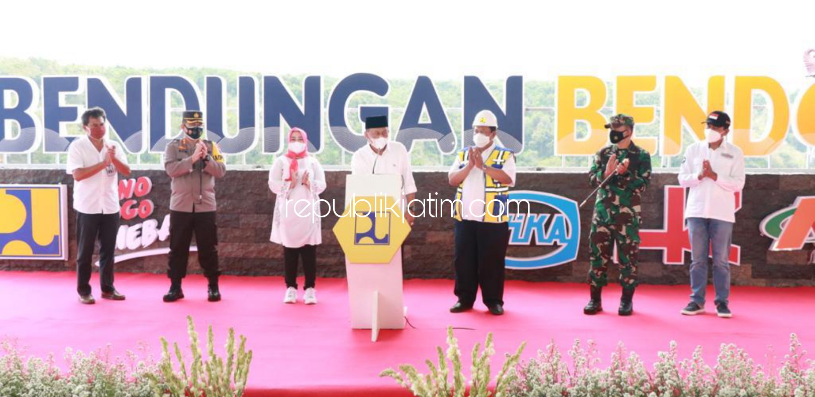 PENGISIAN - Bupati Ponorogo, Sugiri Sancoko saat memencet sirine tanda di mulainya awal pengisian air Bendungan Bendo, Desa Ngindeng, Kecamatan Sawoo, Ponorogo, Sabtu (31/07/2021).