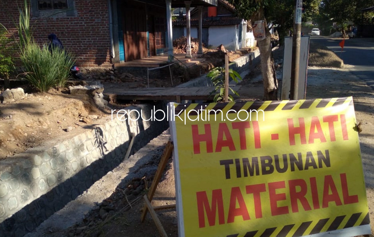 TANPA PAPAN NAMA - Proyek Pembangunan Saluran di JL Raya Desa Bancar menuju Bungkal tanpa papan nama hingga terkesan sebagai proyek siluman, Kamis (30/07/2020).