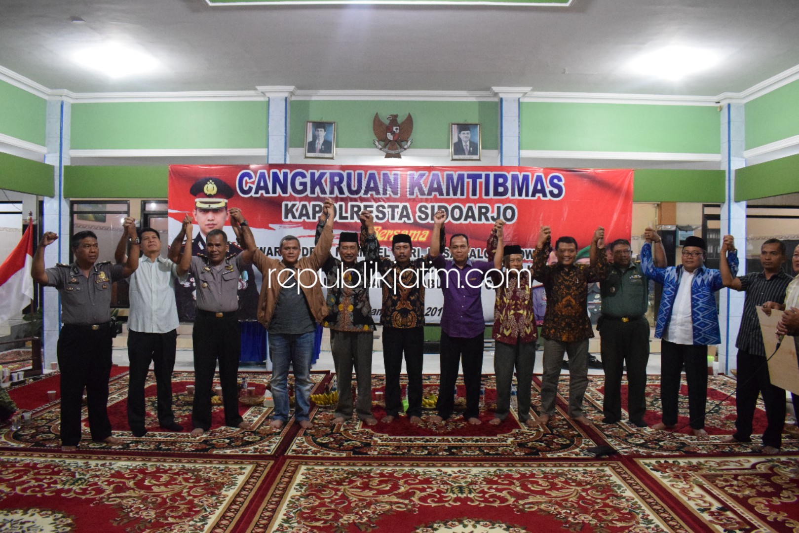 CANGKRUKAN - Wakalpolresta Sidoarjo, AKBP M Anggi Naulifar Siregar memimpin acara cangkrukan bersama tokoh masyarakat dan perangkat tiga desa di Balai Desa Balonggabus, Kecamatan Candi, Sidoarjo, Selasa (30/07/2019) malam.