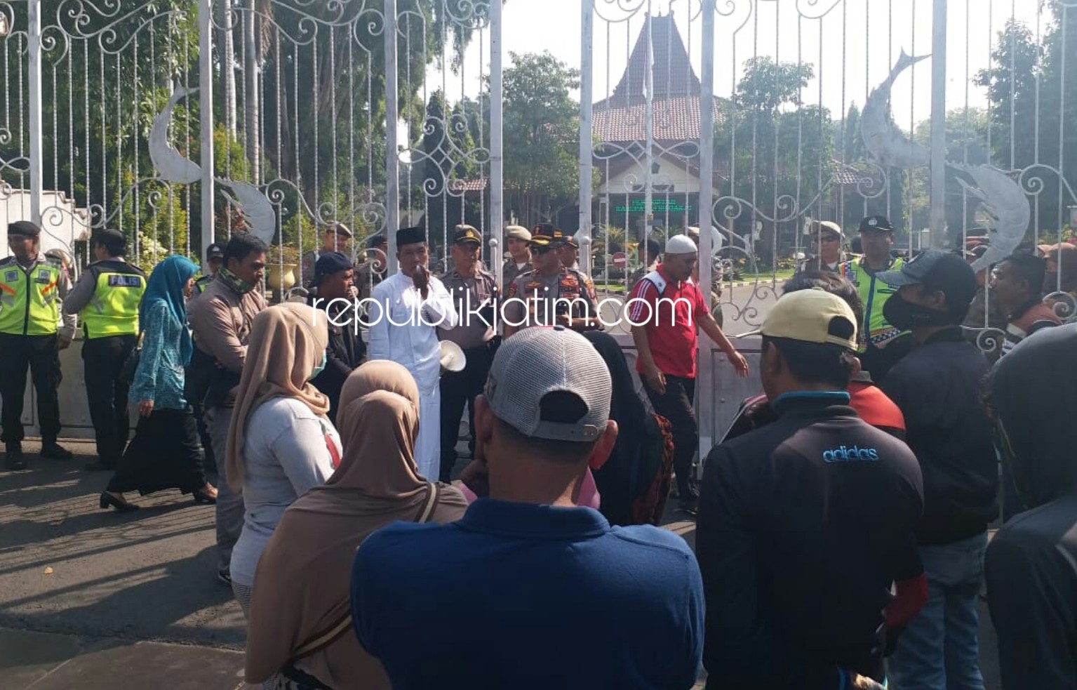 DEMO - Sekitar 27 pemilik warung di Desa Gemurung, Kecamatan Gedangan, Sidoarjo berdemo di Pendopo Delta Wibawa lantaran terancam tempat usahanya digusur, Kamis (01/08/2019).