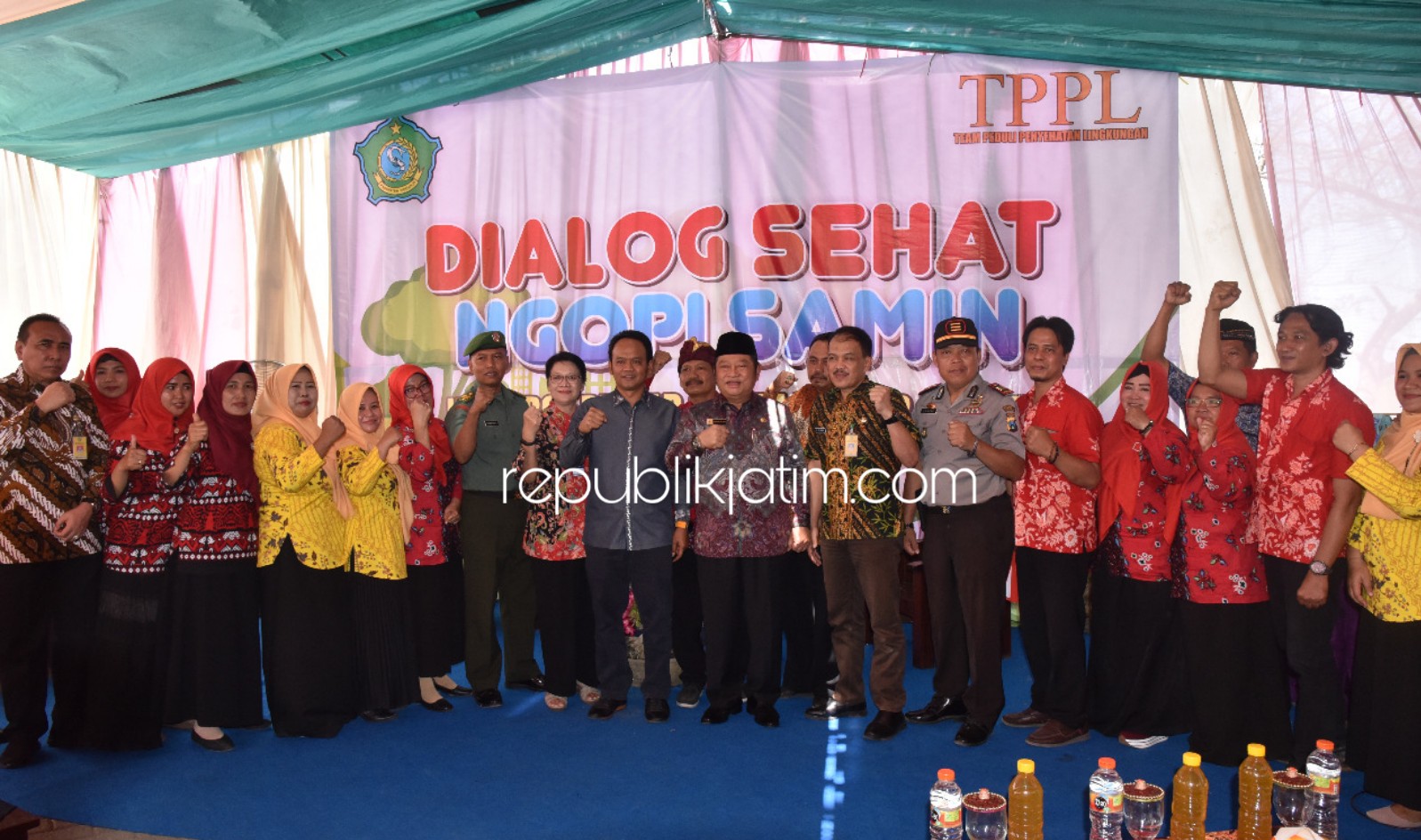 DIALOG - Bupati Sidoarjo, Saiful Ilah memimpin dialog program Percepatan Pembangunan Sanitasi Permukiman (PPSP) yang dimulai Tahun 2011 untuk mewujudkan penataan lingkungan sehat di Desa Kedungpandan, Kecamatan Jabon, Sidoarjo, Kamis (01/08/2019).