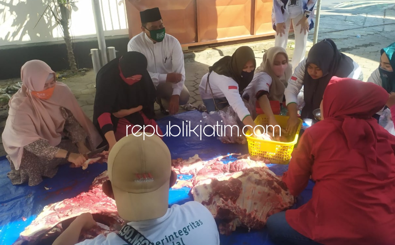 KURBAN - Bacabup Bambang Haryo Soekartono (BHS) berkurban 9 sapi dan 15 kambing yang dibagikan merata untuk 6 kecamatan di Sidoarjo dengan 3 sapi dan 3 kambing disembelih di Media Center (MC) Pemenangan BHS JL Diponegoro, Sidoarjo, Sabtu (01/08/2020).