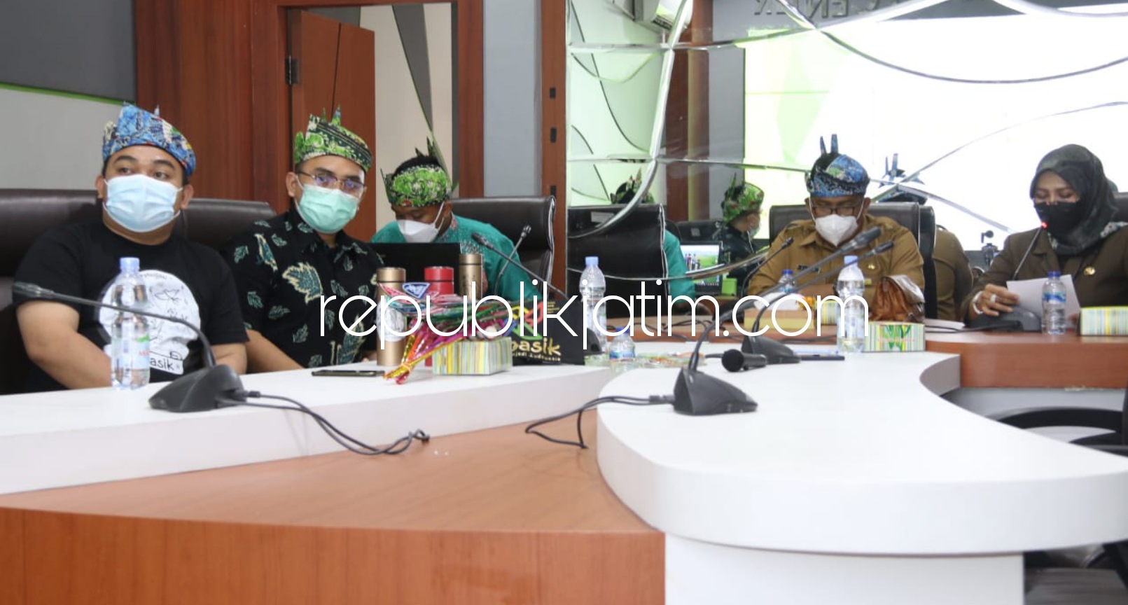 PERINGATAN - Asisten Adpem dan Kesra Pemkab Sidoarjo, M Ainur Rahman mengajak orang tua agar lebih meningkatkan keterlibatannya memenuhi hak-hak anak saat peringatan HAN secara daring di ruang Command Center Pendopo Delta Wibawa, Senin (02/08/2021).
