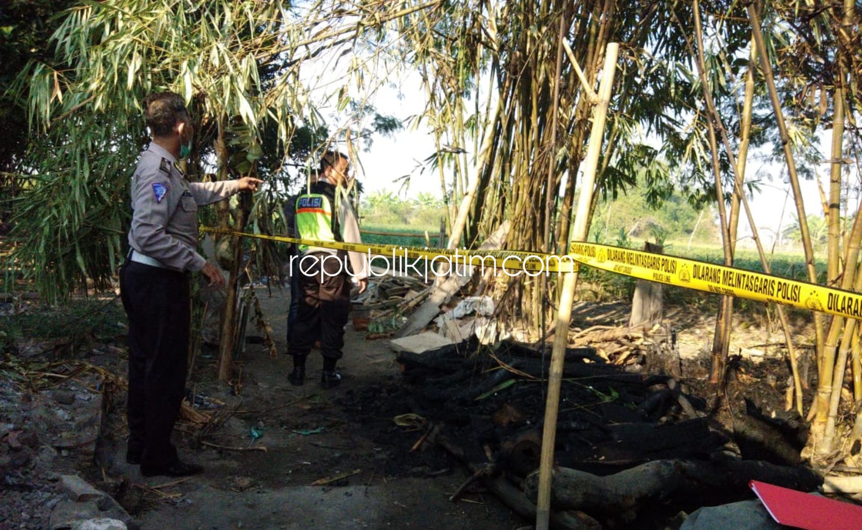 TKP - Sejumlah petugas kepolisian menggelar olah TKP tewasnya Sarji (58) warga Desa Semambung, Kecamatan Wonoayu, Sidoarjo yang tewas terpanggang di kebun belakang rumahnya, Jumat (02/08/2019).