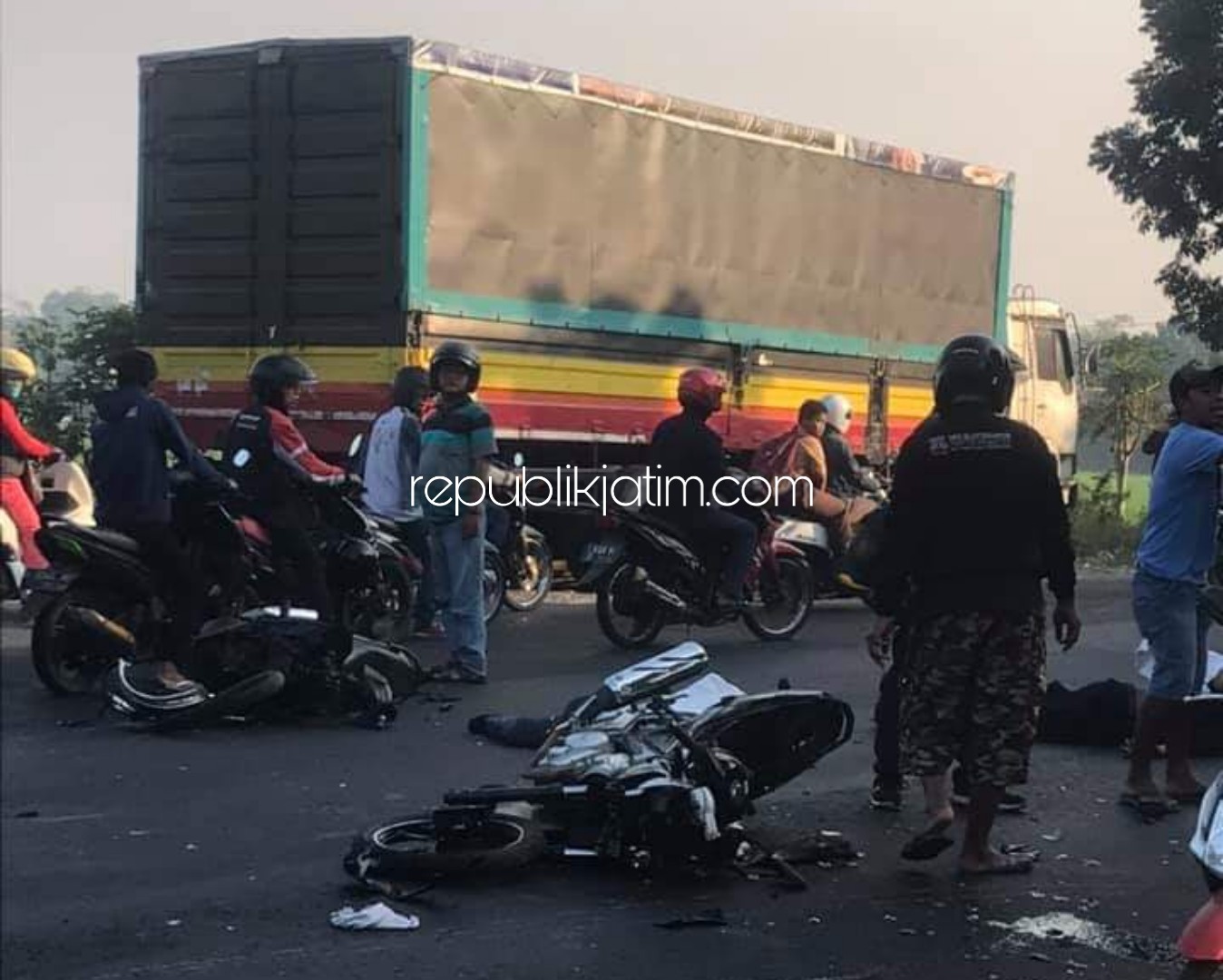 HANCUR - Kedua motor korban yang terlibat kecelakaan di JL Raya Desa Kedungwonokerto, Kecamatan Prambon, Sidoarjo tampak hancur usai bertabrakan, Jumat (02/08/2019).