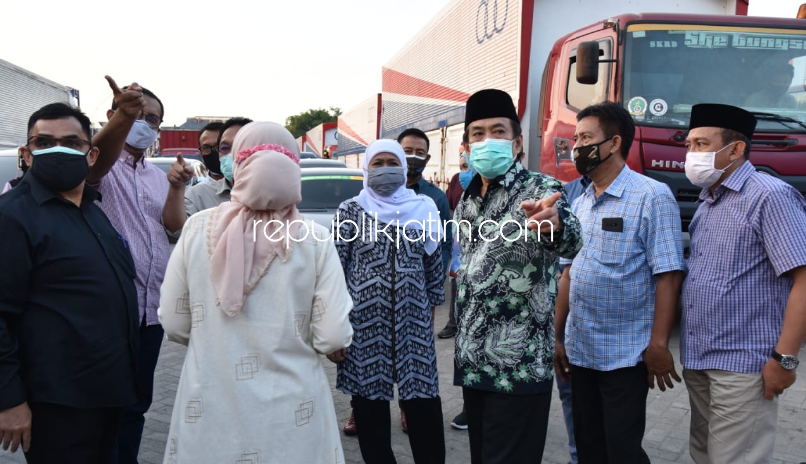 JALAN TEMBUS - Gubernur Jatim Khofifah Indar Parawansa membeberkan rencana pembangunan dua jalur menuju Puspa Agro, Desa Jemundo, Kecamatan Taman, Sidoarjo, Minggu (03/08/2020) sore.