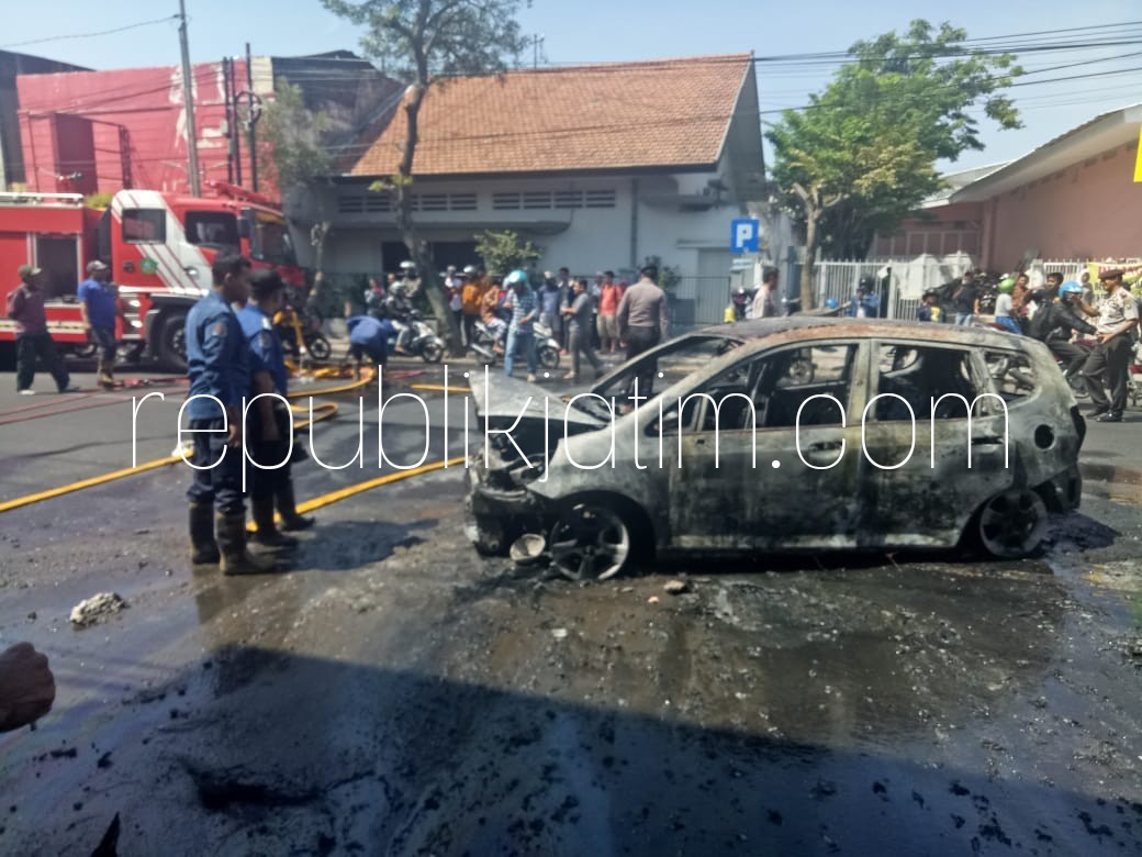 LUDES TERBAKAR - Mobil Honda Jazz silver bernopol W 1485 PH milik Aparatur Sipil Negara (ASN), Noor Laily Afsusi ludes terbakar di JL Raya Gajahmada, Sidoarjo Kota, Jumat (03/08/2018).