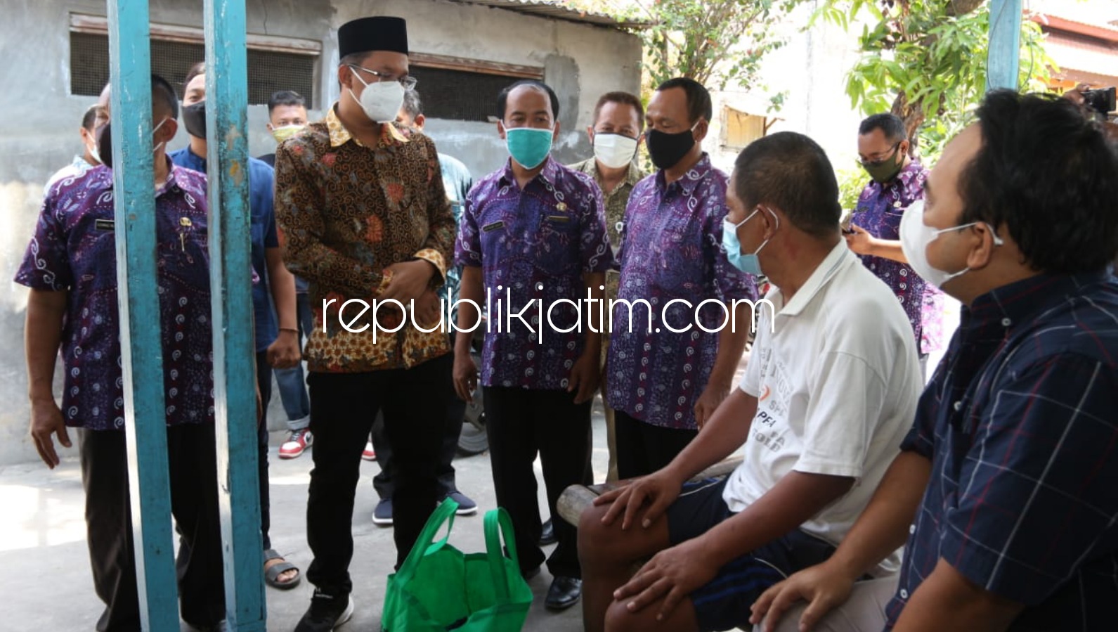 BANSOS - Bupati Sidoarjo, Ahmad Muhdlor Ali Ali (Gus Muhdlor) menyerahkan Bansos Covid-19 berupa Sembako kepada warga Desa Pagerwojo, Kecamatan Buduran, Sidoarjo, Selasa (03/08/2021).