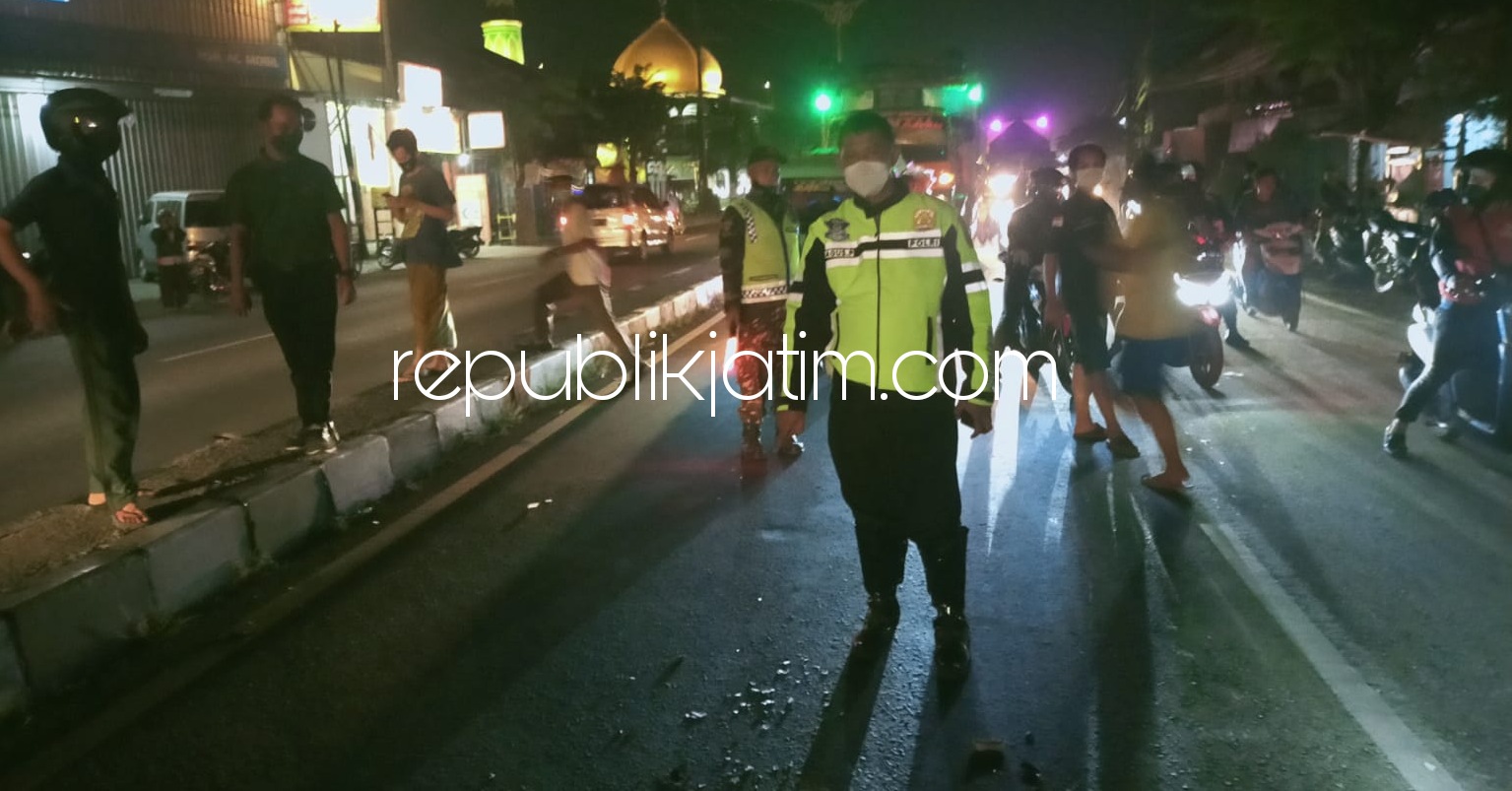 TKP - Sejumlah petugas Unit Laka, Satuan Lantas, Polresta Sidoarjo dan Unit Lantas Polsek Taman menggelar olah TKP di JL Raya Desa Kletek, Kecamatan Taman, Sidoarjo lokasi kecelakaan pengendara motor ditabrak truk kontainer, Senin (02/08/2021) malam.