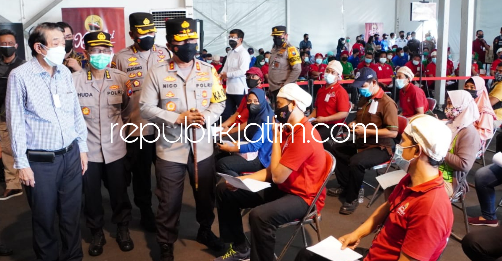 VAKSINASI - Kapolda Jawa Timur Irjen Pol Nico Afinta didampingi para Pejabat Utama (PJU) Polda Jatim dan Kapolresta Sidoarjo meninjau vaksinasi berbasis pekerja di PT Santos Jaya Abadi, Taman, Sidoarjo, Selasa (03/08/2021).