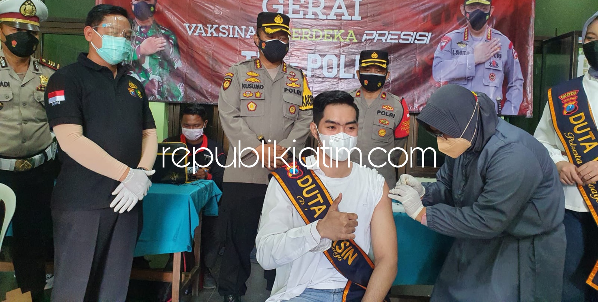 VAKSIN - Kapolresta Sidoarjo Kombes Pol Kusumo Wahyu Bintoro meninjau pelaksanaan Gerai Vaksin Presisi untuk suntikan vaksinasi Covid-19 tahap dua, di Desa Tambakrejo, Kecamatan Waru, Sidoarjo, Selasa (03/08/2021).
