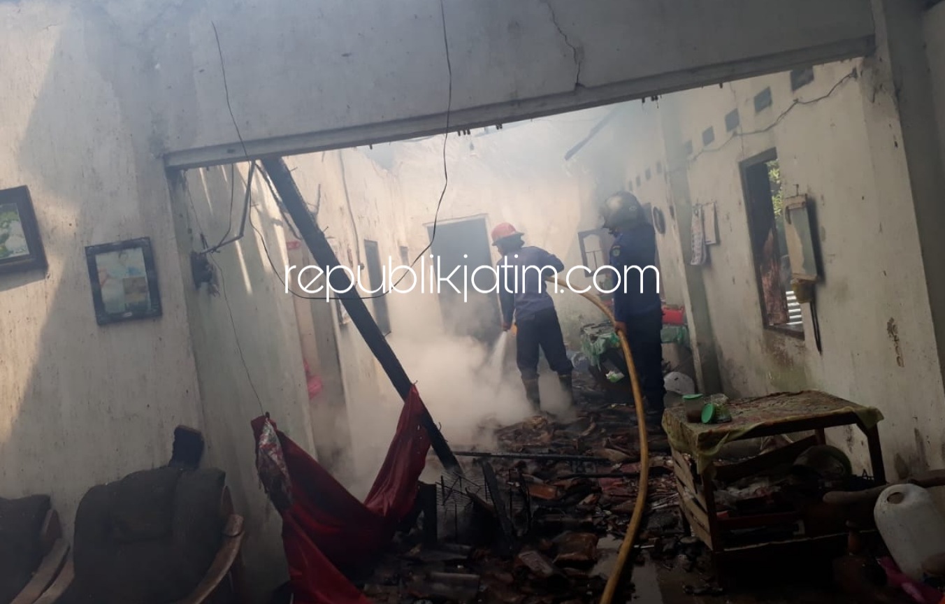 KEBAKARAN - Sejumlah petugas PMK dan Polsek Tarik melakukan pembasahan rumah milik Adi Budi Kuswono warga Desa Kalimati, Kecamatan Tarik, Sidoarjo yang ludes terbakar, Senin (03/08/2020).