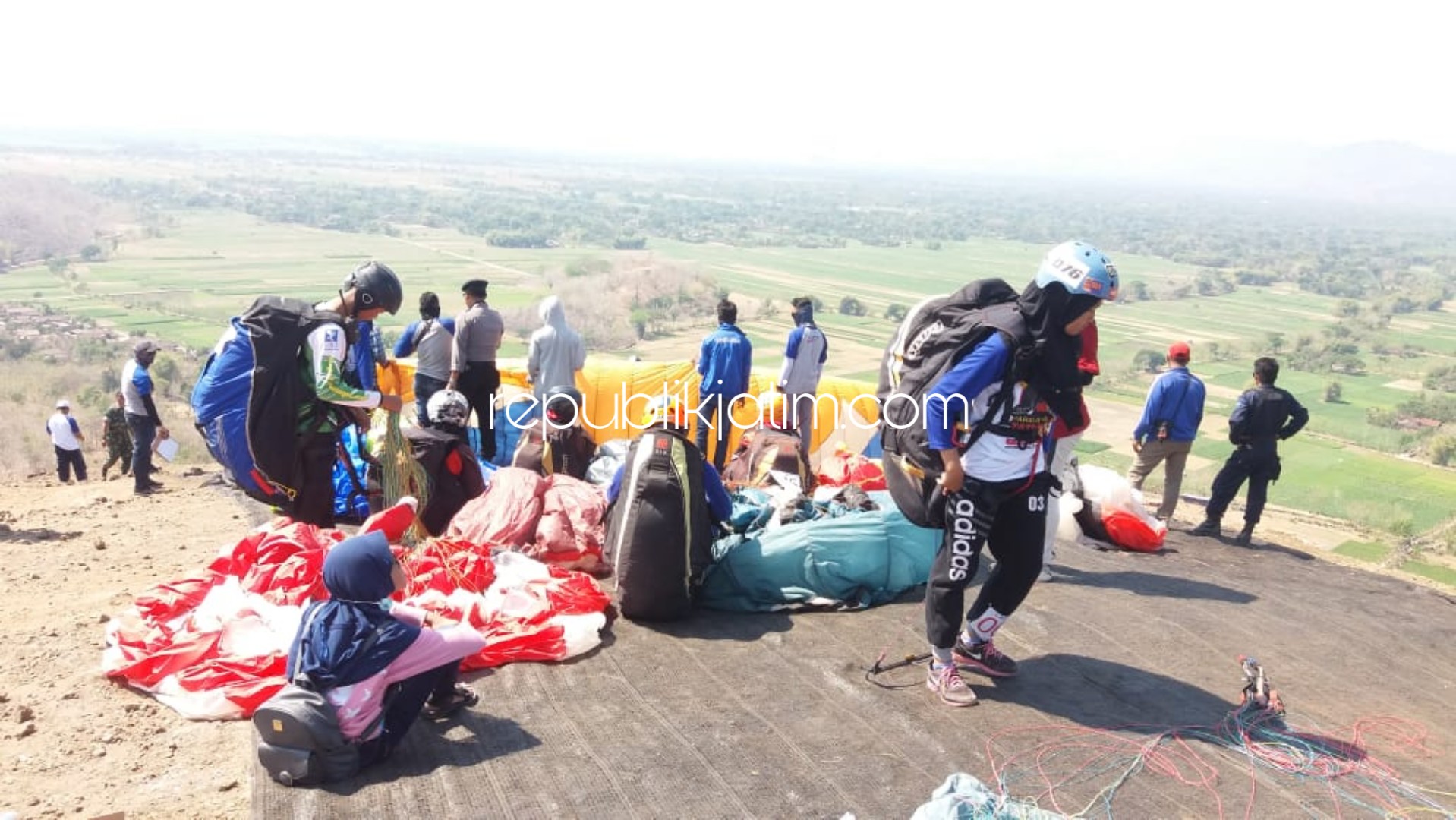 BERLATIH - Sebanyak 58 atlet bakal meramaikan Liga Paralayang Jatim II di Desa Tatung, Kecamatan Balong, Ponorogo gagal berlatih lantaran angin kencang, Jumat (02/08/2019) sore.