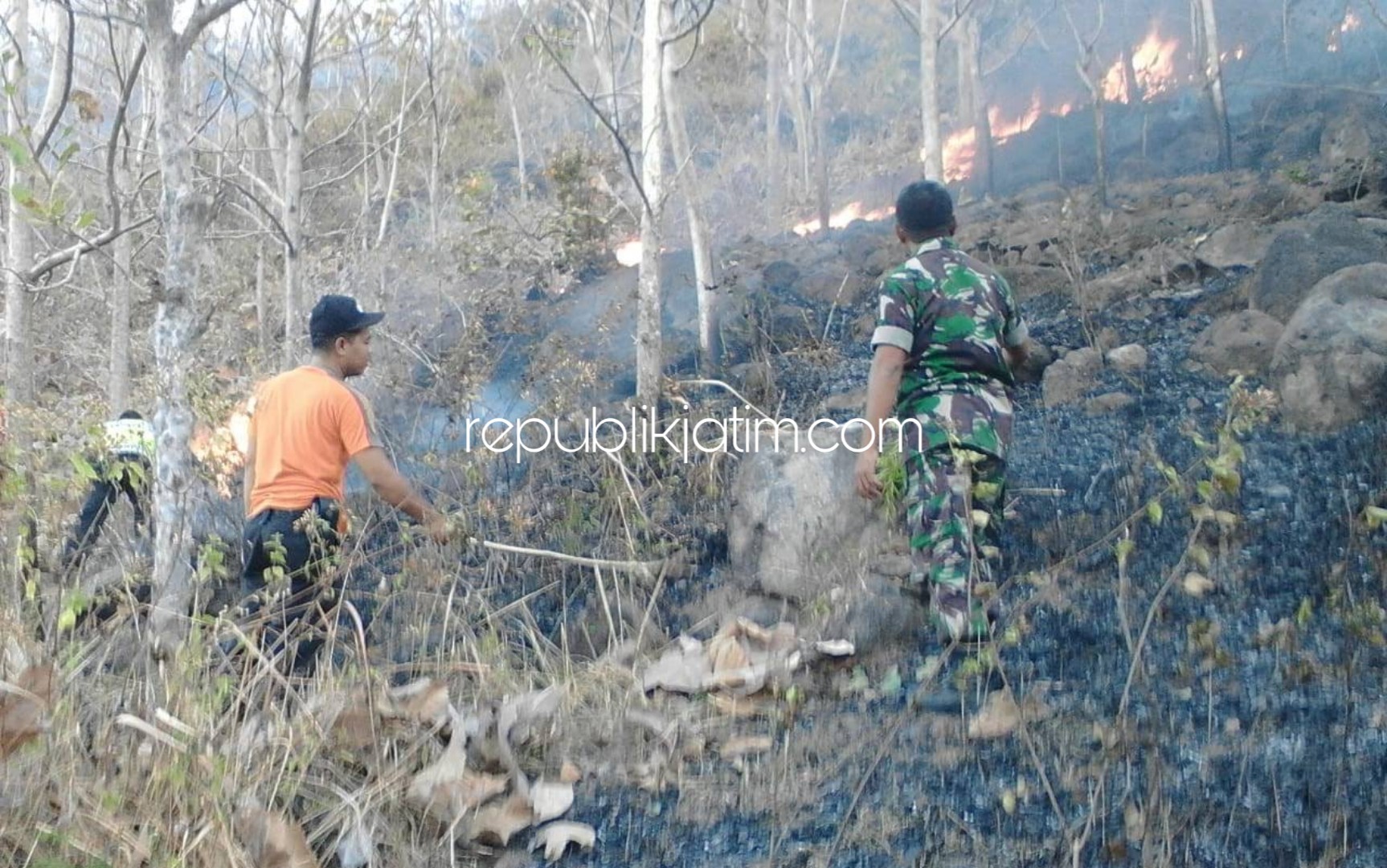 PADAMKAN API - Sejumlah petugas Perhutani, Polri dan TNI berusaha memadamkan kebakaran hutan area Petak 109 B, RPH Pagerukir, BKPH Sumoroto, KPH Madiun, Desa Kunti, Kecamatan Sampung, Ponorogo, Jumat (02/08/2019) sore.