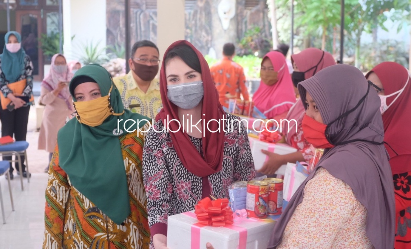 BANTUAN - Ketua Forikan Provinsi Jatim, Arumi Bachsin Emil Dardak bersama Ketua Forikan Sidoarjo, Turidatus Salima dan Kepala Dinas Perikanan Pemkab Sidoarjo, M Bahcrunik Aryawan menyerahkan bantuan produk perikanan di Sedati, Selasa (04/08/2020).