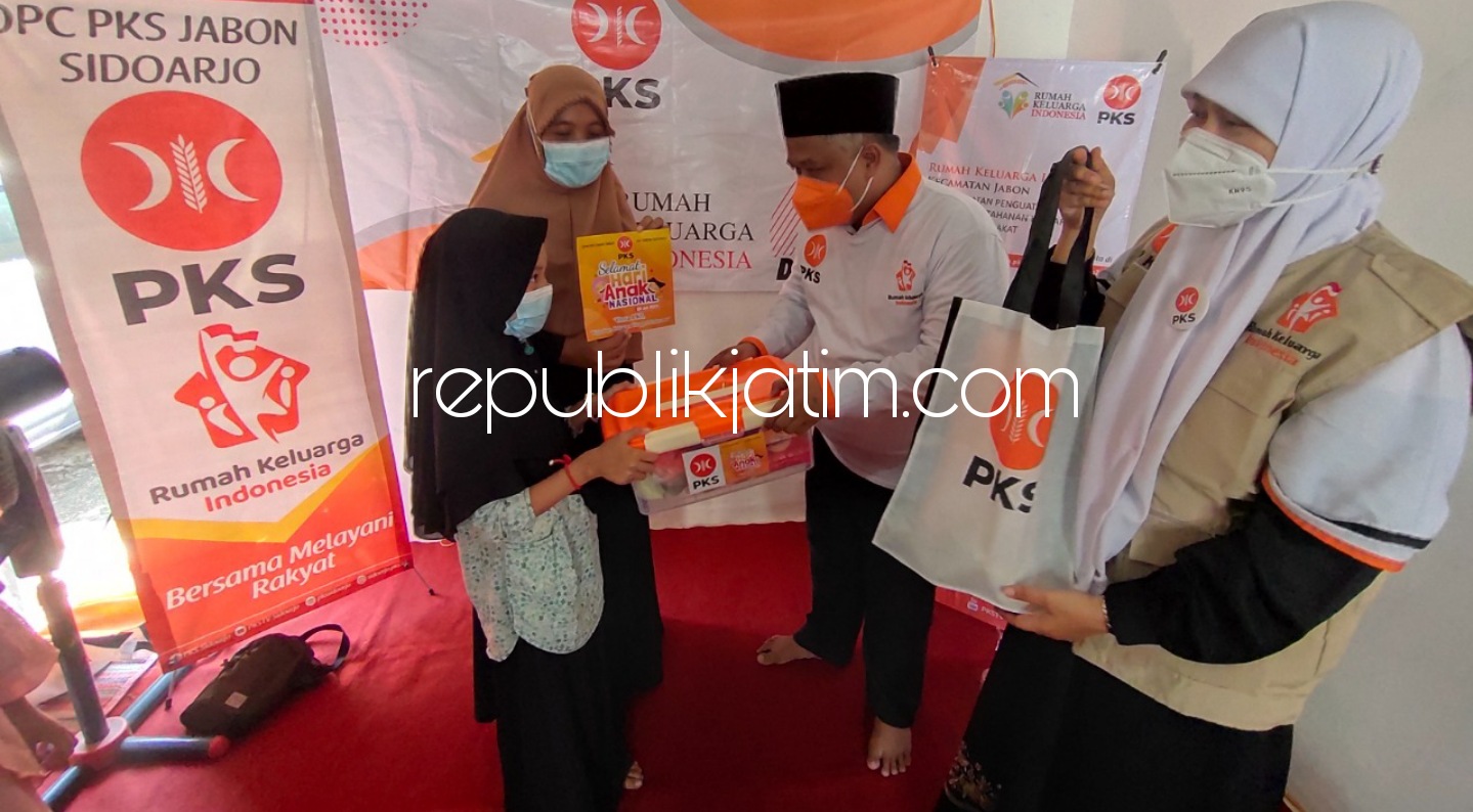 BERBAGI - Para pengurus DPW PKS Jawa Timur membagikan paket nutrisi untuk anak-anak di Dusun Kademangan, Desa Jemirahan, Kecamatan Jabon, Sidoarjo kemarin. 