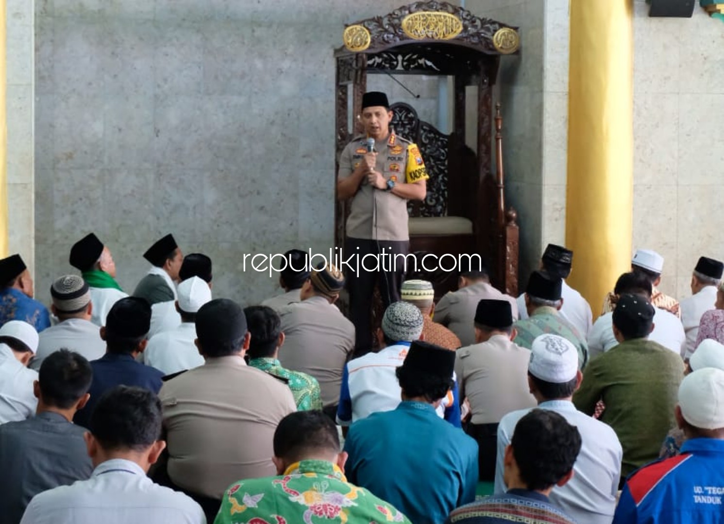 SAFARI - Kapolresta Sidoarjo, Kombes Pol Zain Dwi Nugroho menyapa masyarakat dengan Safari Jumat di Masjid Nurul Huda, Desa Wadungasih, Kecamatan Buduran, Sidoarjo, Jumat (02/08/2019).