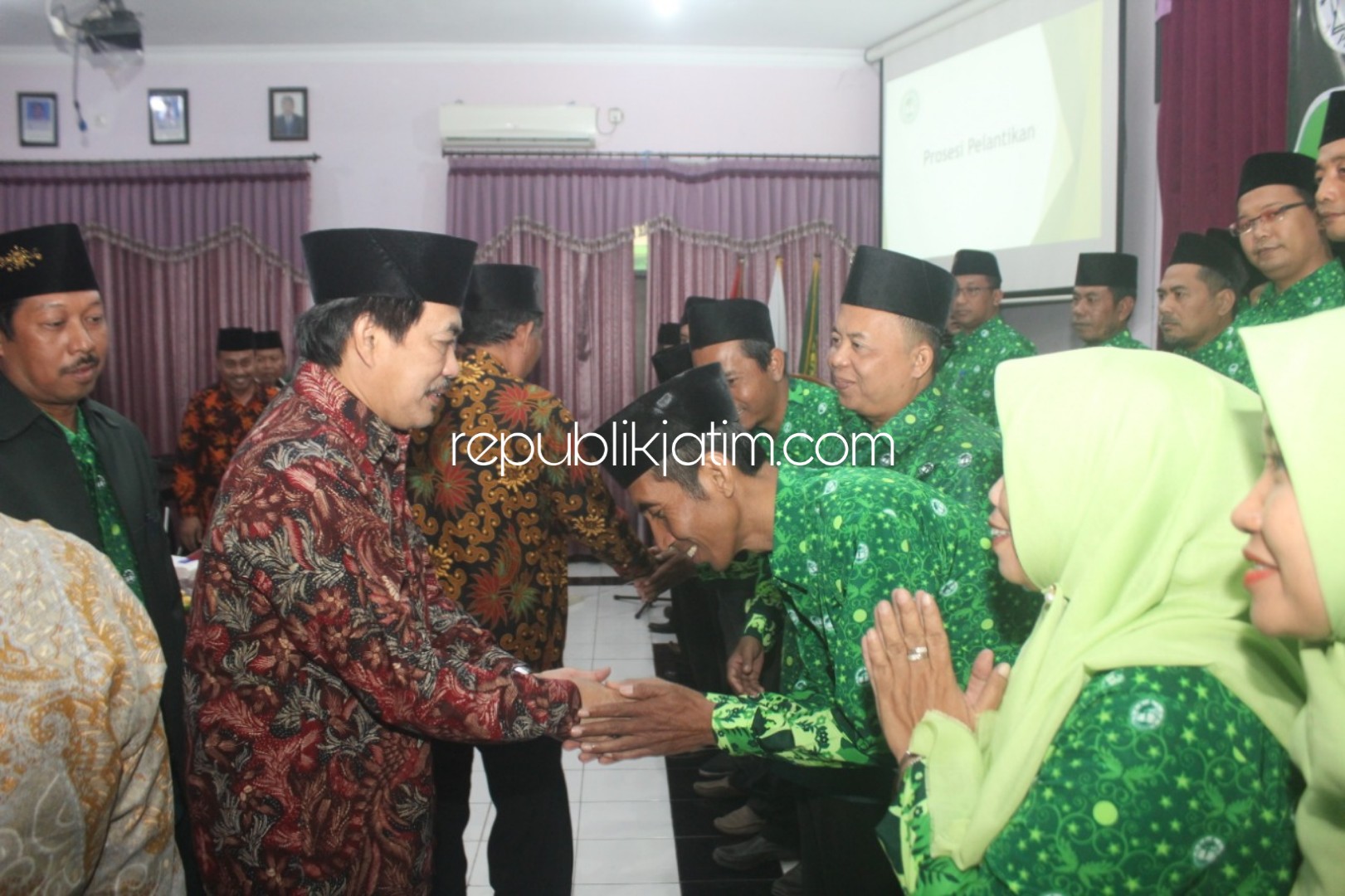 TELADAN - Wabup Sidoarjo, Nur Ahmad Syaifuddin meminta guru NU mampu memberikan keteladanan dalam acara Pelantikan Pimpinan Cabang Pergunu Sidoarjo di aula Dinas Pendidikan dan Kebudayaan Pemkab Sidoarjo, Sabtu, (03/08/2019).