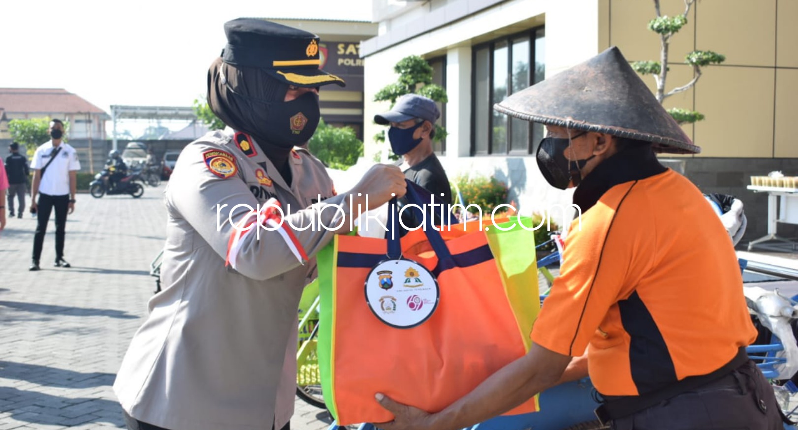 BAGI - Polisi Wanita (Polwan) Polresta Sidoarjo menyalurkan 600 paket sembako bagi warga terdampak Pandemi Covid-19 dalam rangka peringatan Hari Kesatuan Gerak Bhayangkari (HKGB) ke 69 dan Hari Jadi Polwan ke 73 Tahun 2021, Rabu (04/08/2021).