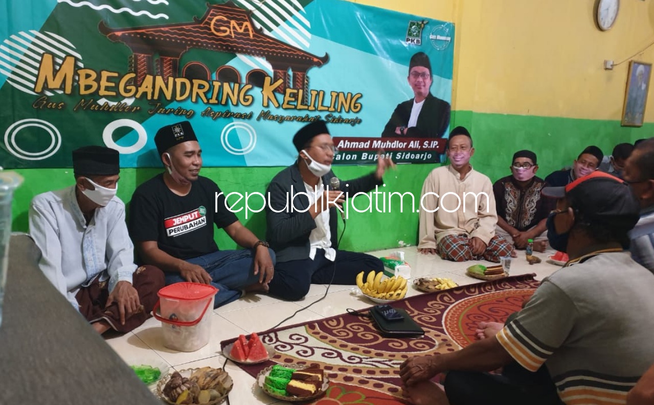 TAMPUNG ASPIRASI - Bacabup Sidoarjo, Ahmad Muhdlor Ali (Gus Muhdlor) menampung aspirasi warga lima desa di Desa Watugolong, Kecamatan Krian, Sidoarjo, Selasa (04/08/2020) malam.