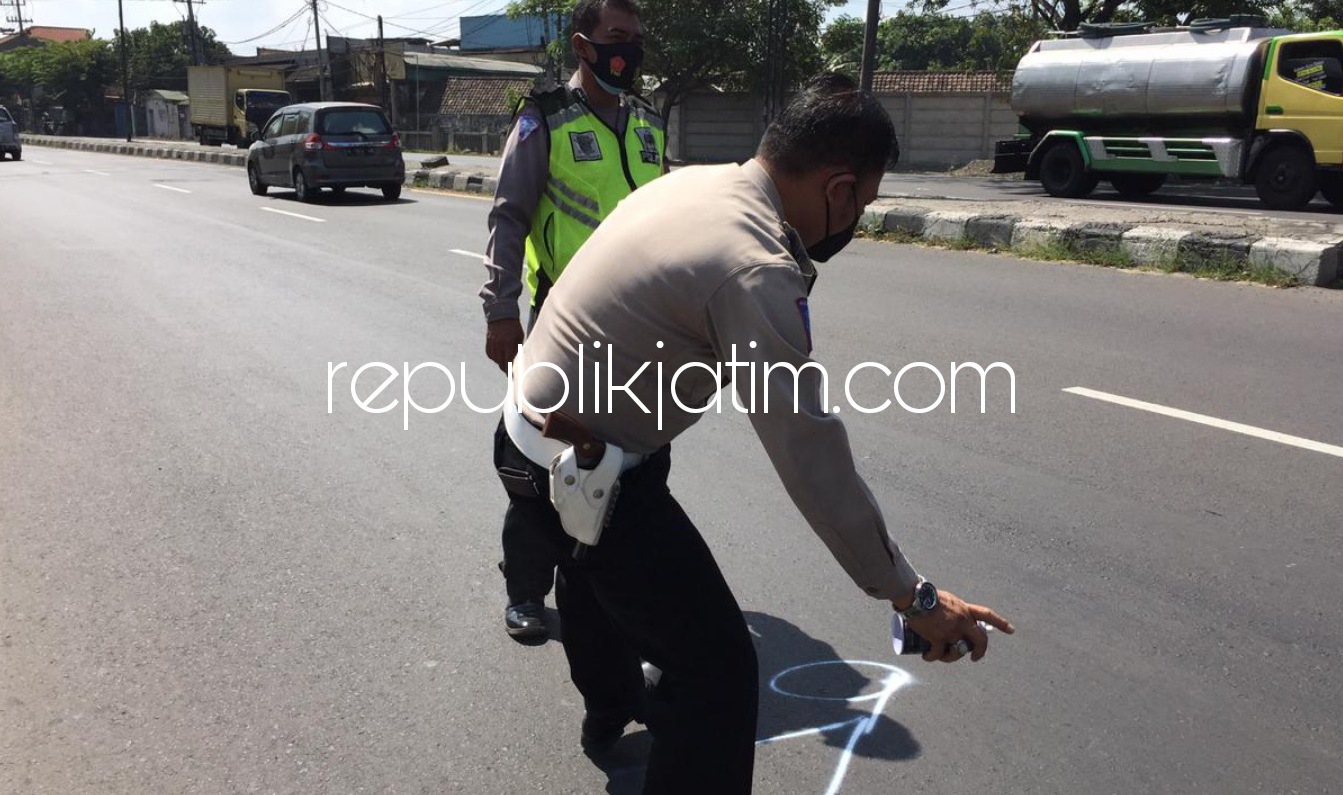 OLAH TKP - Petugas Unit Laka, Satuan Lantas, Polresta Sidoarjo melaksanakan olah TKP kecelakaan melibatkan motor, sepeda onthel dan bus di JL Raya Taman, Sidoarjo, Kamis (05/08/2021).