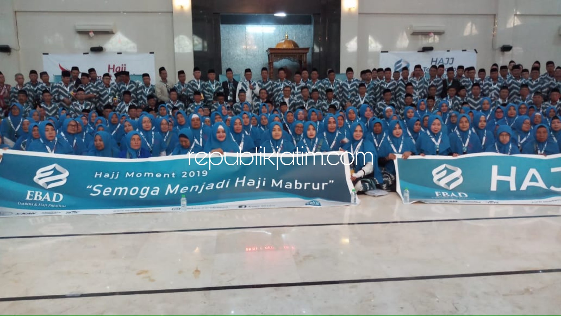 DIBERANGKATKAN - Sebanyak 465 CJH Plus dari Ebad Wisata diberangkatkan dari Masjid Al Bahar Pasmar 2 Gedangan menuju Bandara Internasional Juanda dan diterbang ke Bandara Internasional King Abdu Aziz Jeddah, Senin (05/08/2019).