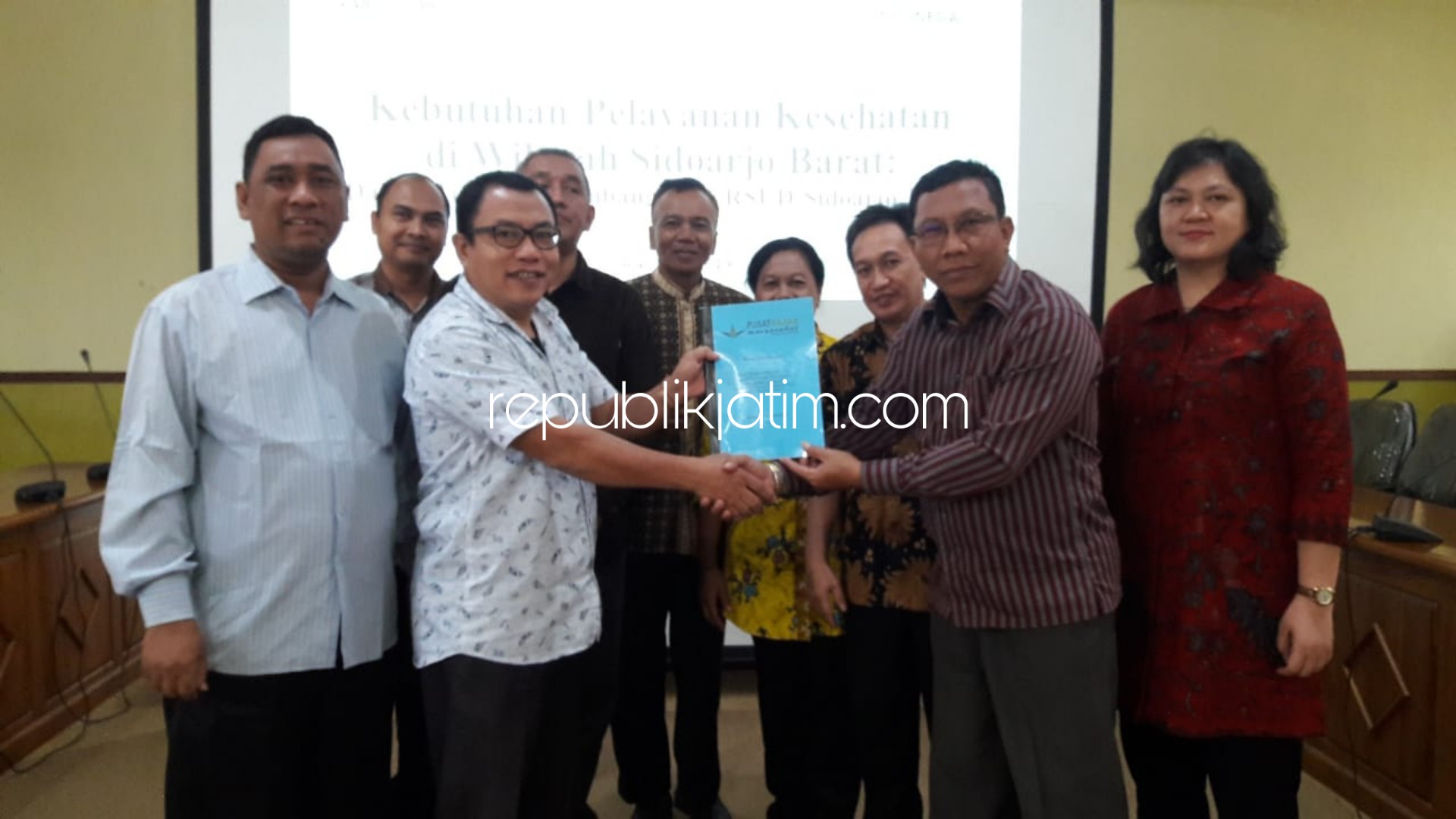KAJIAN - Ketua Bamag Sidoarjo, Bambang Sihombing menyerahkan hasil kajian Pusat Kajian Masyarakat Bamag Sidoarjo kepada Ketua Komisi D DPRD Sidoarjo, H Usman soal Kebutuhan Pelayanan Kesehatan di Wilayah Sidoarjo Barat, Senin (05/08/2019).