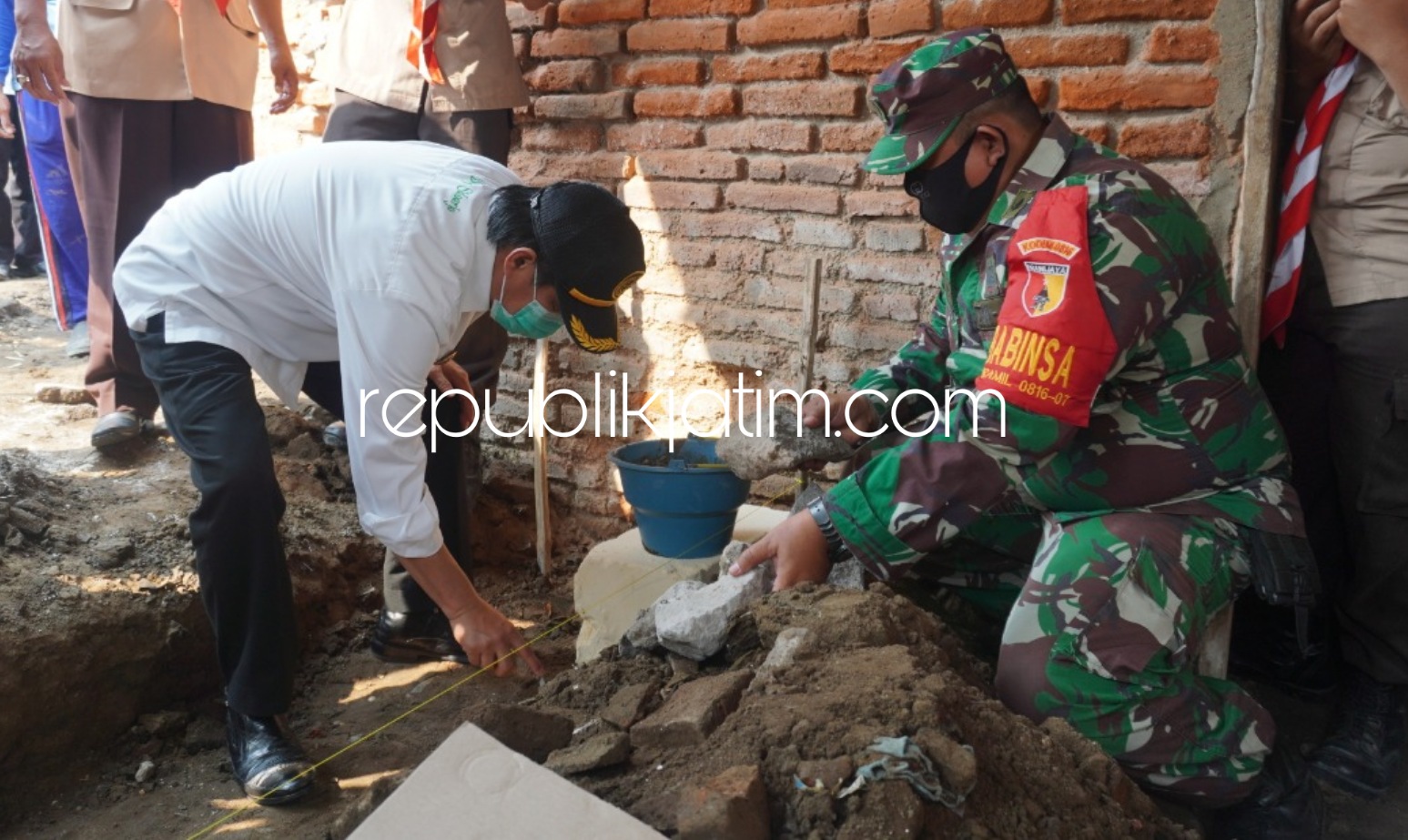 BEDA RUMAH - Kwartir Cabang (Kwarcab) Pramuka Sidoarjo bekerja sama dengan Kwarda Pramuka Jatim membantu bedah tujuh rumah warga yang kurang layak huni, Rabu (05/08/2020).