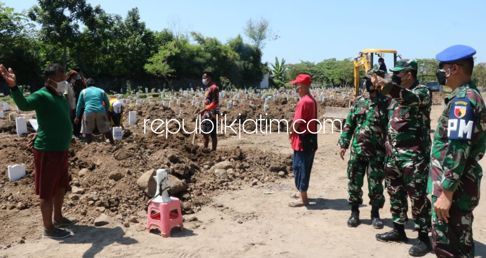 INGATKAN - Dandim 0816 Sidoarjo Letkol Inf M Iswan Nusi dan Dandenpom V/4 Letkol Cpm David Medion mengingatkan penggali makam TPU Delta Praloyo di JL Raya Lingkar Timur Desa Gebang Kecamatan Sidoarjo agar menerapkan protokol kesehatan, Kamis (05/08/2021).
