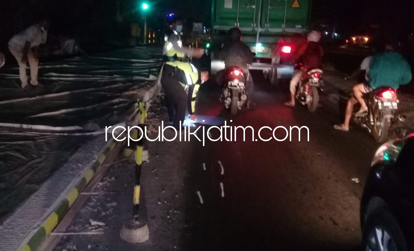 OLAH TKP - Petugas Unit Laka, Satuan Lantas, Polresta Sidoarjo menggelar olah TKP kecelakaan melibatkan pengendara motor dan truk gandeng di timur traffic light By Pass Balongbendo, Sidoarjo, Rabu (04/08/2021) malam. 