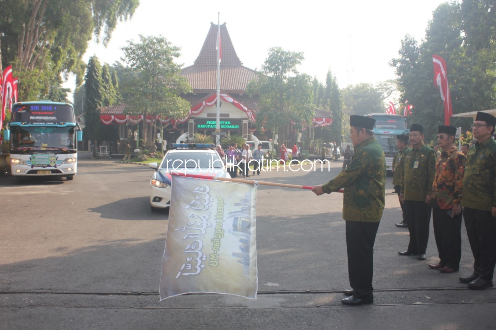 TERAKHIR - Bupati Sidoarjo, Saiful Ilah memberangkatkan 324 CJH Kloter 85 menggunakan 7 bus di Pendopo Delta Wibawa, Sidoarjo (05/08/2019).