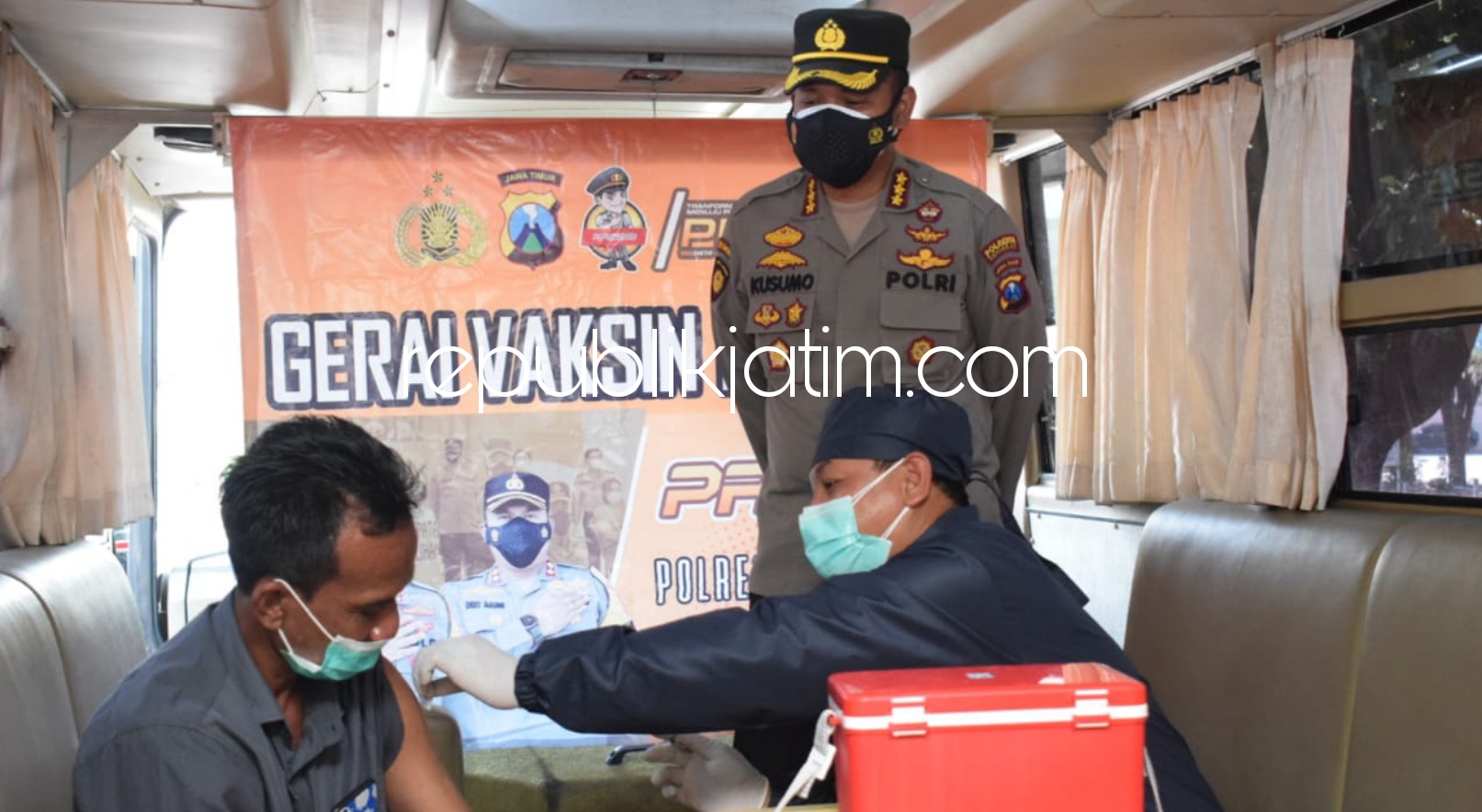 VAKSIN - Kapolresta Sidoarjo Kombes Pol Kusumo Wahyu Bintoro meninjau Vaksinasi Presisi Merdeka bagi pelaku Usaha Mikro, Kecil dan Menengah (UMKM) di Parkir Timur GOR Sidoarjo, Kamis (05/08/2021). 