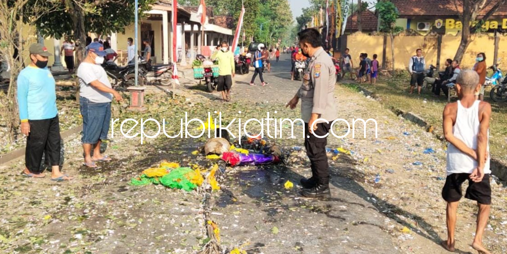 RUSAK - Rumah Lahuri dan tiga ruang kelas SMP Kauman yang mengalami rusak berat karena balon udara yang disertai mercon ukuran besar jatuh di Desa Sumoroto, Kecamatan Kauman, Ponorogo, Jumat (06/08/2021).