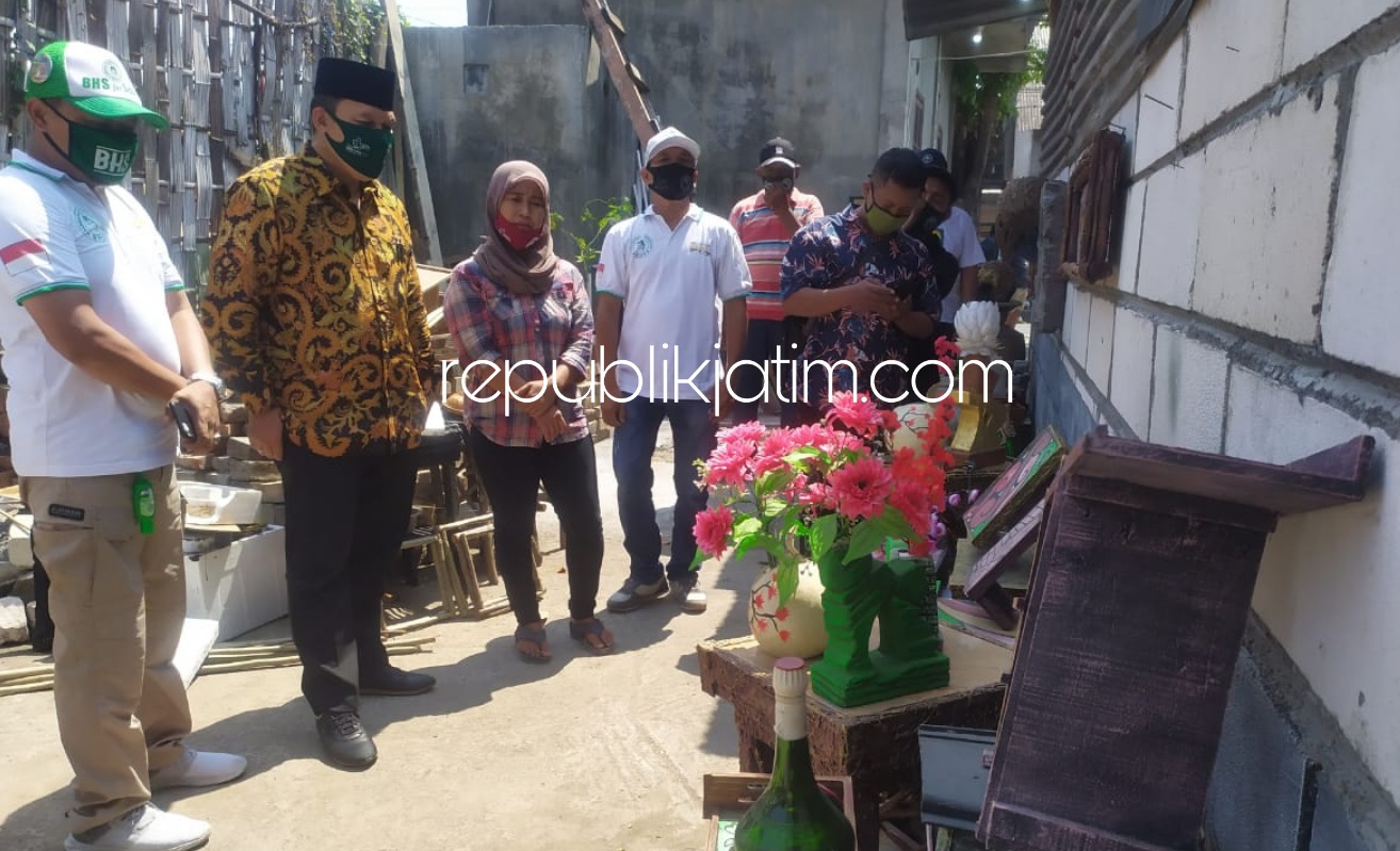 DAUR ULANG - Bacabup Sidoarjo, Bambang Haryo Soekartono (BHS) mengunjungi usaha kerajinan daur ulang limbah menjadi kerajinan bernilai ekonomis di Dusun Manyar, Desa Sedati Agung, Kecamatan Sedati, Sidoarjo, Kamis (06/08/2020).