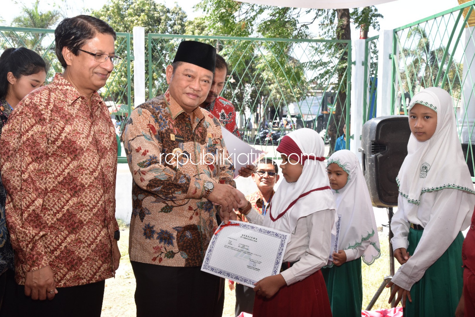 BEA SISWA - Bupati Sidoarjo, Saiful Ilah dan Dirut PT Megasurya Mas, Alok Kumar memberi beasiswa bagi siswa berprestasi peringkat I hingga V dan siswa prasejahtera di MI Nurul Ikhlas Waru, Sidoarjo, Selasa (06/08/2019).