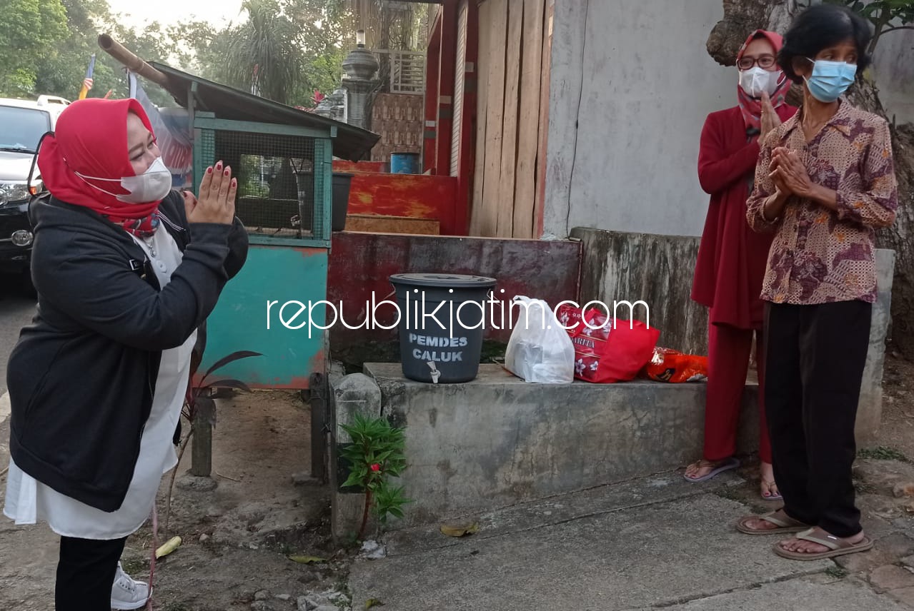 SAMBANG - Wabup Ponorogo Lisdyarita menyambangi warga Isoman di Desa Caluk, Kecamatan Slahung, Ponorogo, Jumat (06/08/2021) sore.