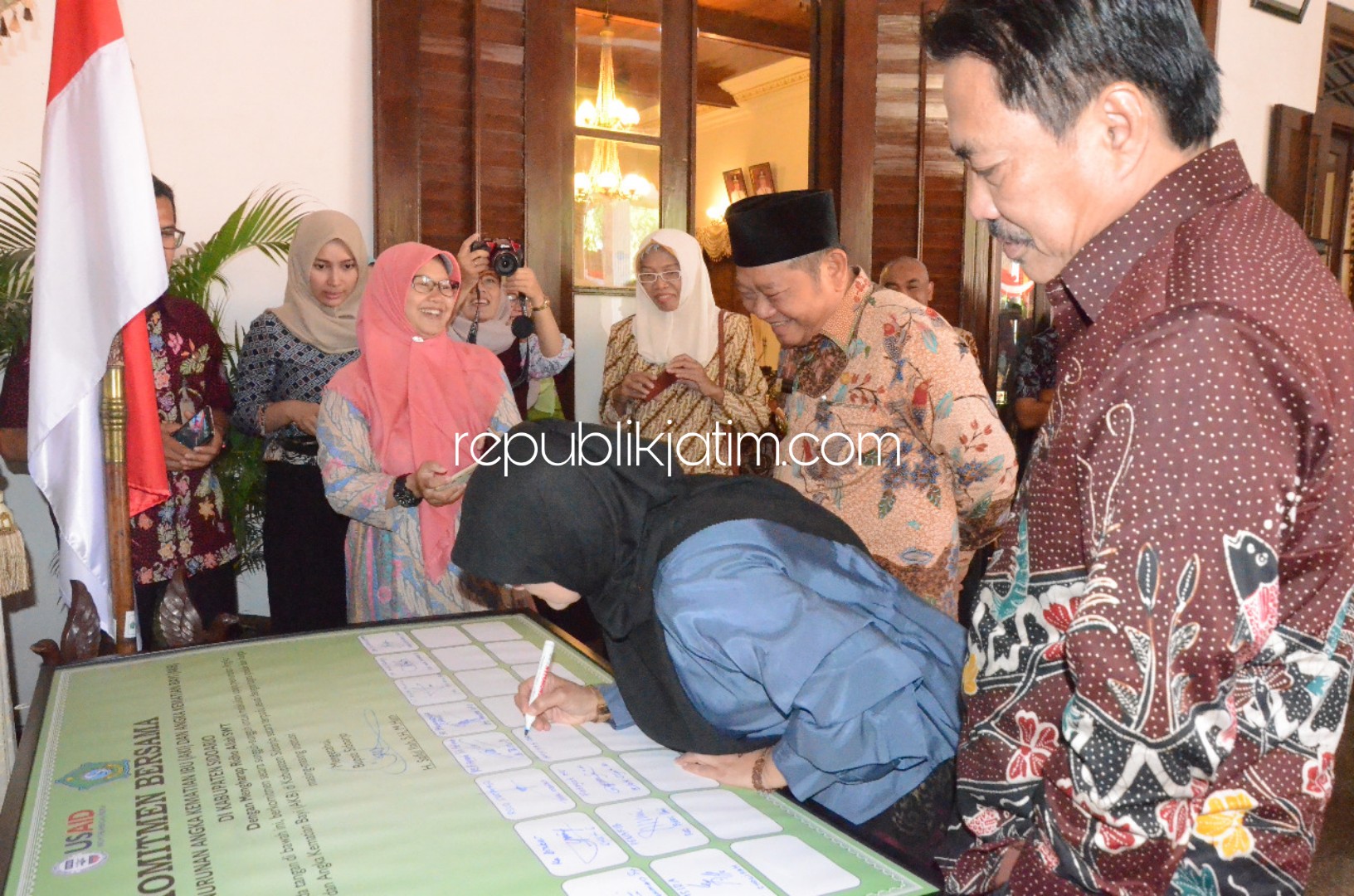 KERJASAMA - Dinkes Pemkab Sidoarjo bekerjasama dengan USAID untuk menekan Angka Kematian Bayi (AKB) dan Angka Kematian Ibu (AKI) dengan menandatangani kesepakatan di Pendopo Delta Wibawa, Selasa (06/08/2019).